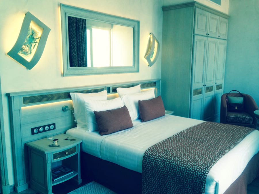 Zimmer mit großem Doppelbett in provenzalischem Design und hochwertigem Luxus-Komfort im Hotel Château de la Messardière